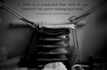 "Se estima que para 2009 pasaremos el 41% de nuestra jornada laboral manejando nuestras casillas de correo electrónico". CC BY (Will Lion) NC- ND